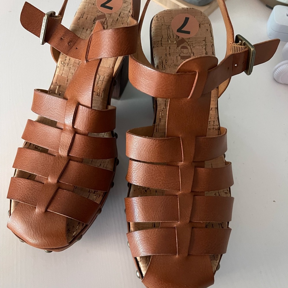 Korks Sandals NWOT size 7 Brown/Terra
